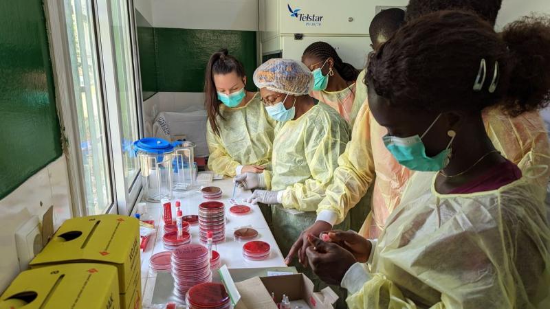 Diagnostiklabor im afrikanischen Guinea-Bissau: Nina Bühler aus Sören Beckers Team schult Ärzte und Mitarbeiter darin, Erregern wie Bakterien, Viren oder auch Würmern schnell auf die Spur zu kommen.