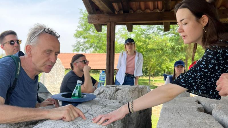 In Nikopolis ad Istrum entziffern Studierende Inschriften, Prof. Heinrich Schlange-Schöningen half gerne dabei aus.