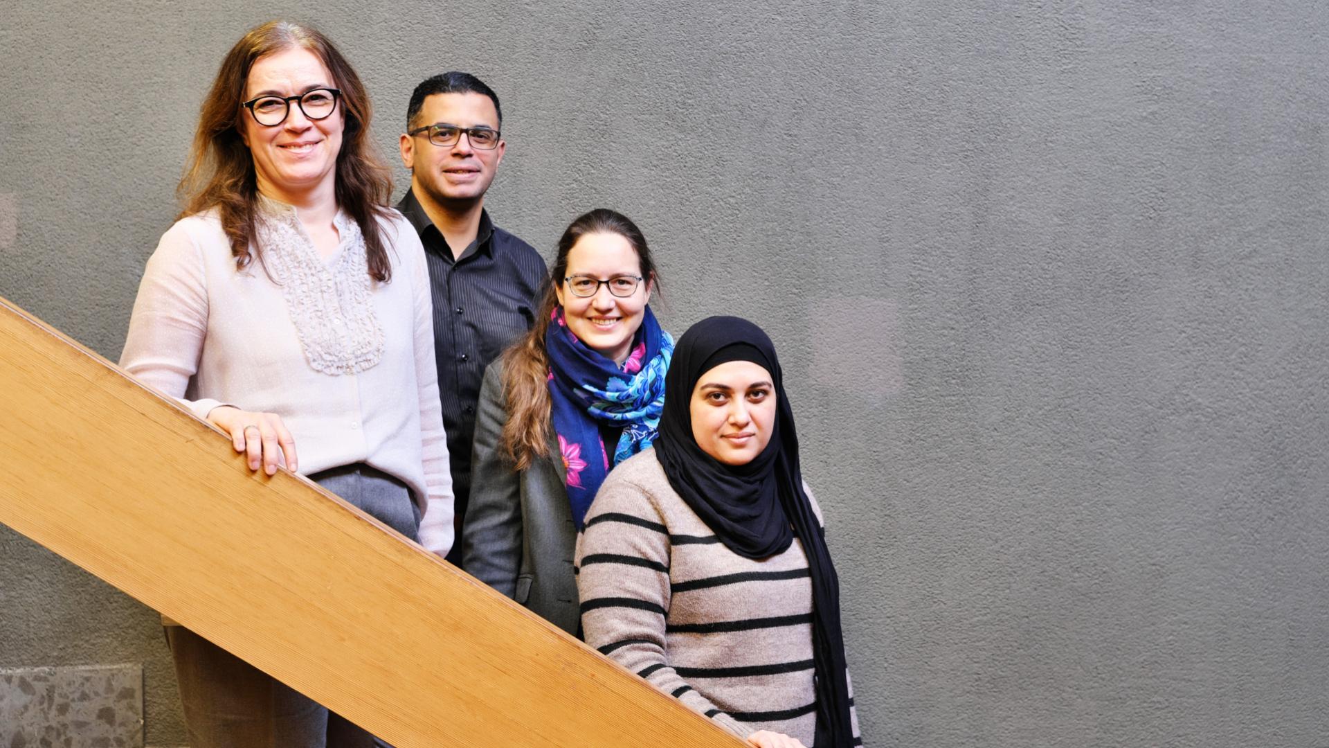 Die Wissenschaftlerinnen und Wissenschaftler Prof. Dr. Gabriela Krasteva-Christ, Dr. Mohamed Elhawy, Dr. Monika Hollenhorst und Noran Abdel-Wadood stehen auf einer Treppe