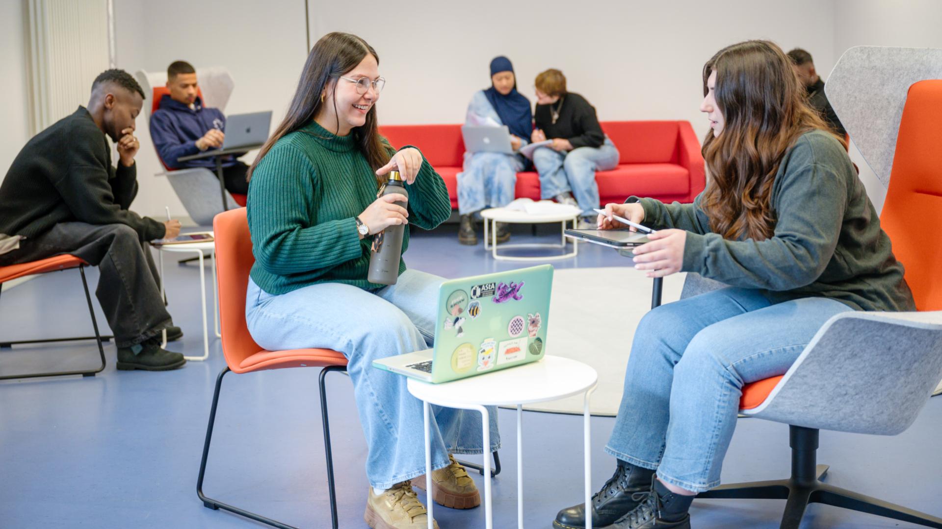 Studierende sitzen in einem Lernraum der UdS zusammen