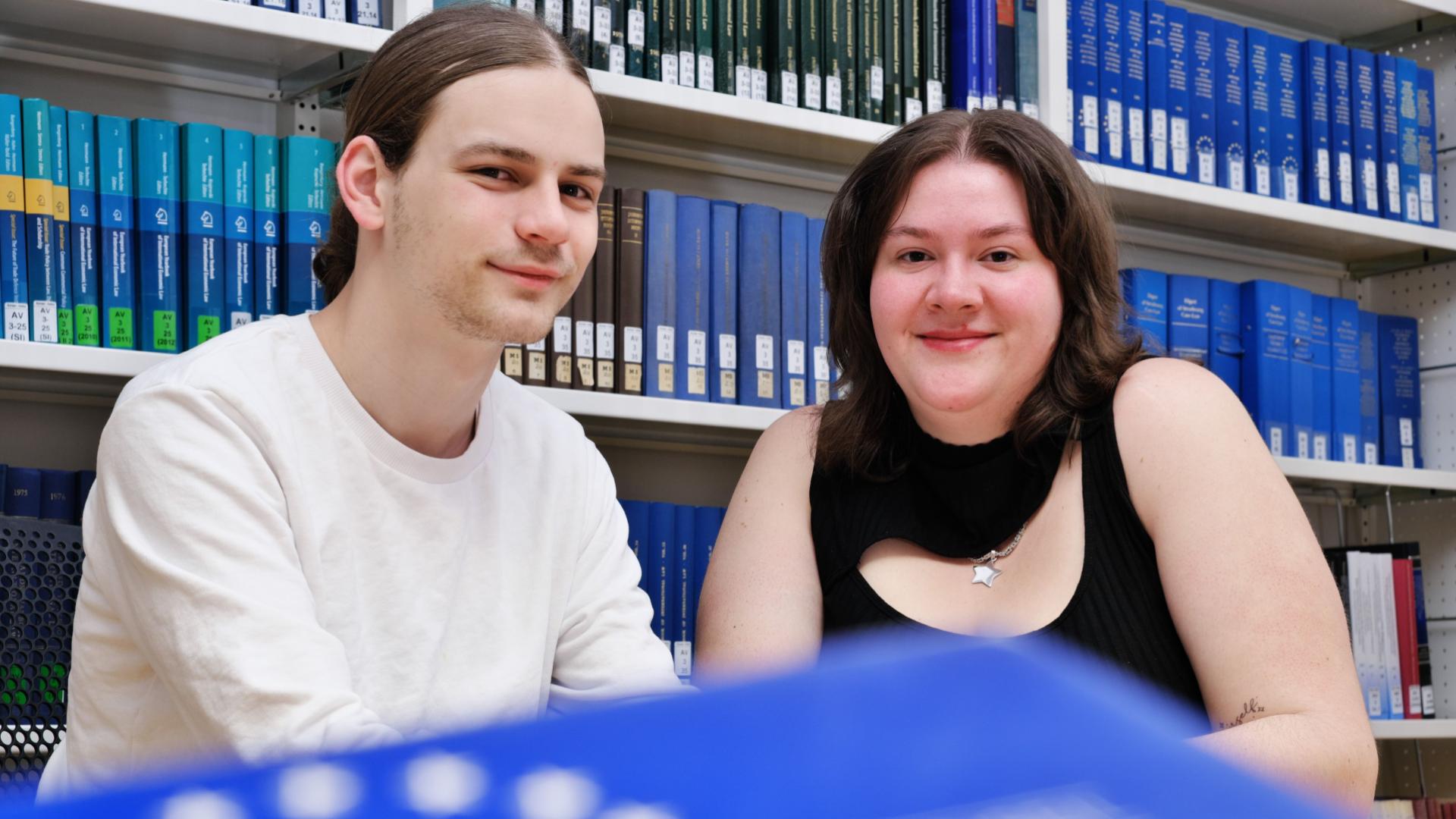 Eric Wildermuth und Arnika Henrich in der Bibliothek