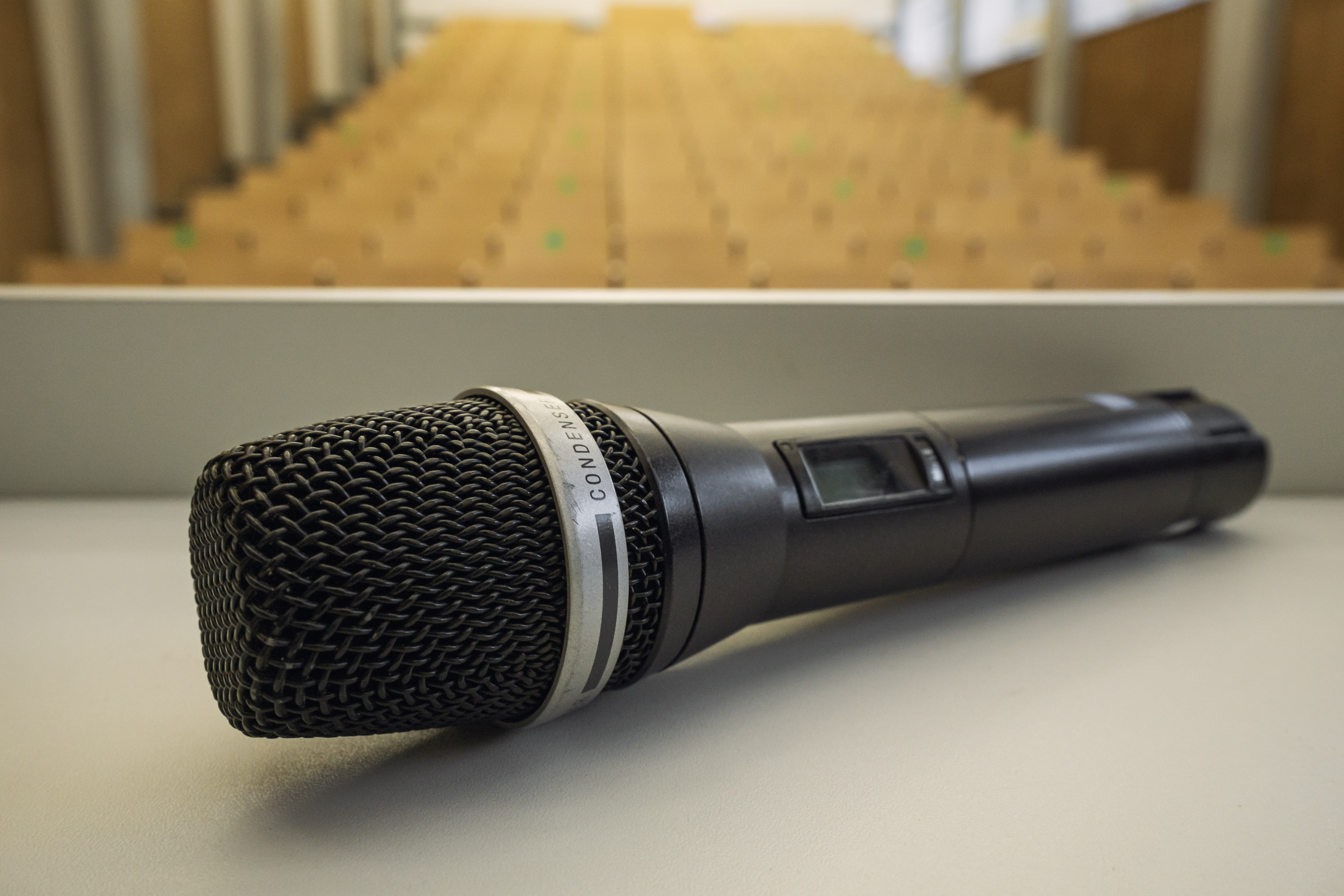 Bild eines Mikrofons, das im Hörsaal liegt