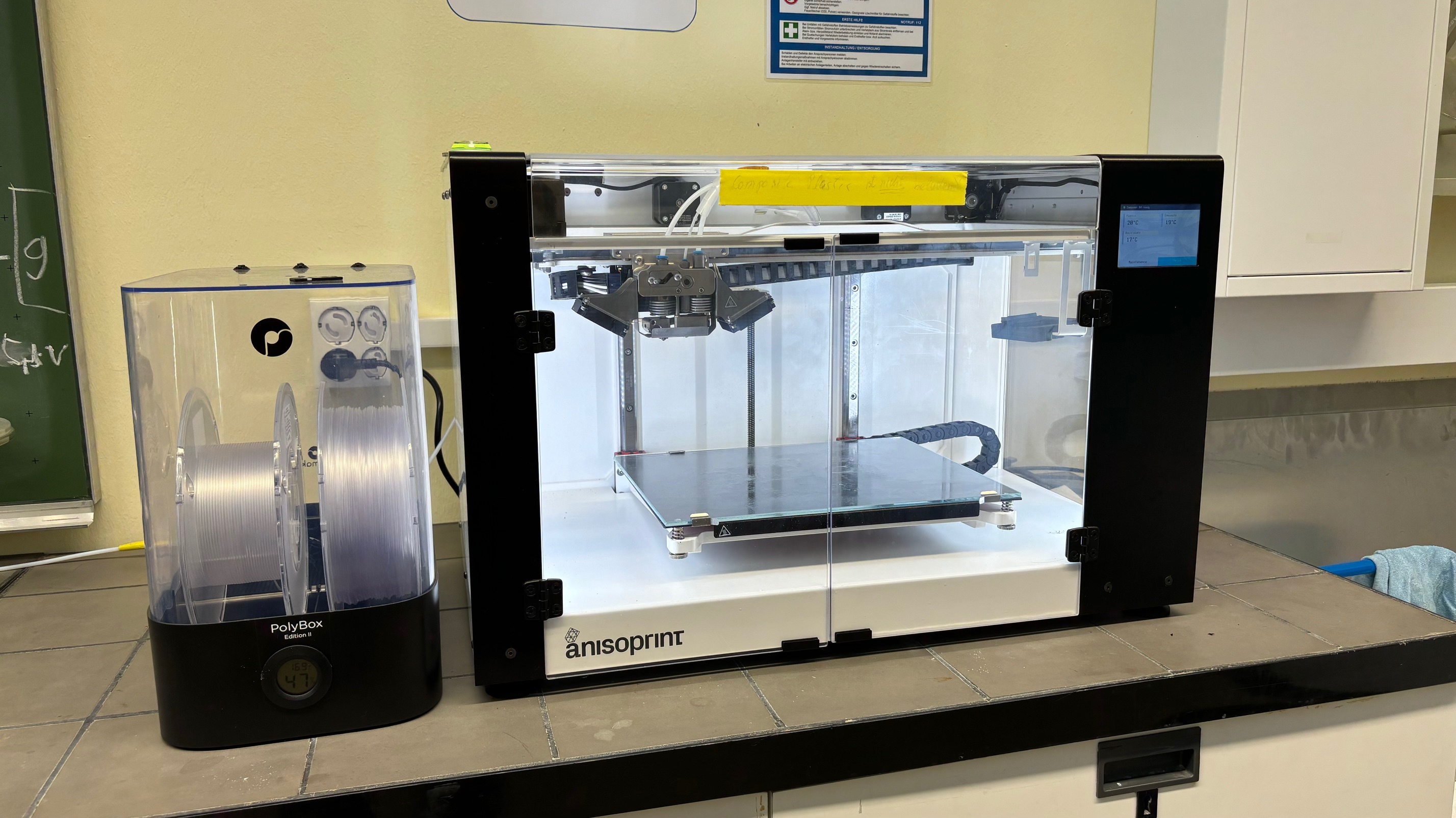 Gezeigt ist der Bauraum des 3D Druckers mit Zufuhr von zwei unterschiedlichen Polymeren.