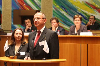 Prof. Henning Madry spricht bei der Verleihung des Wissenschaftspreises