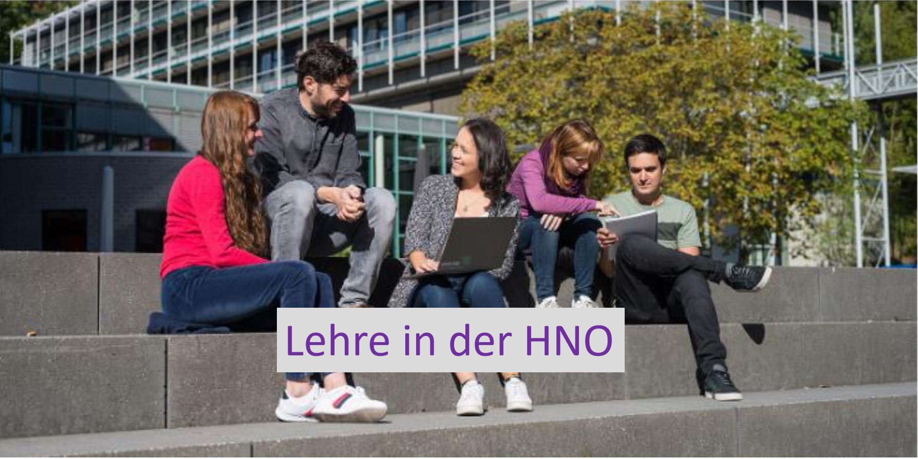 Studierende auf der Treppen sitzend vor Gebäude Link HNO