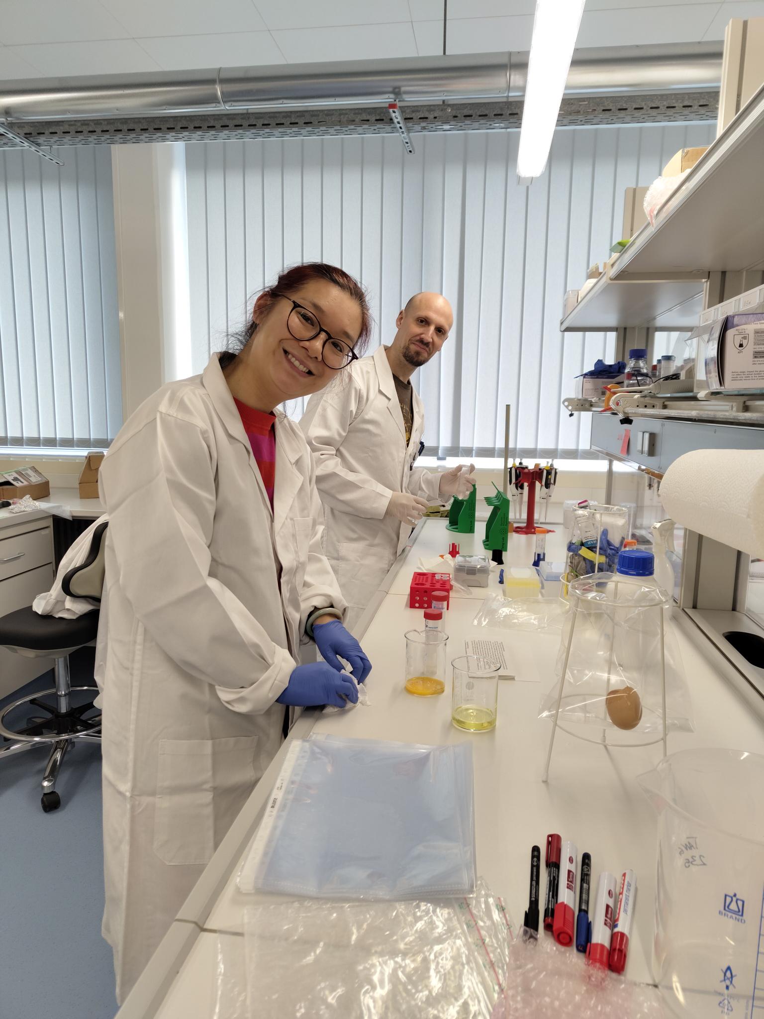 Dora and Daniele experiments in the lab