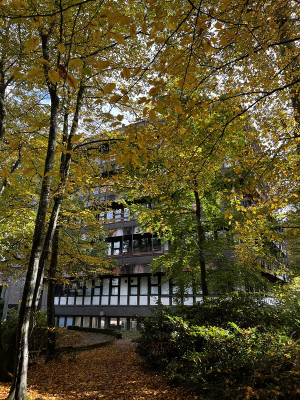 Außenansicht des Gebäudes E2 6 auf dem Campus der Universität des Saarlandes