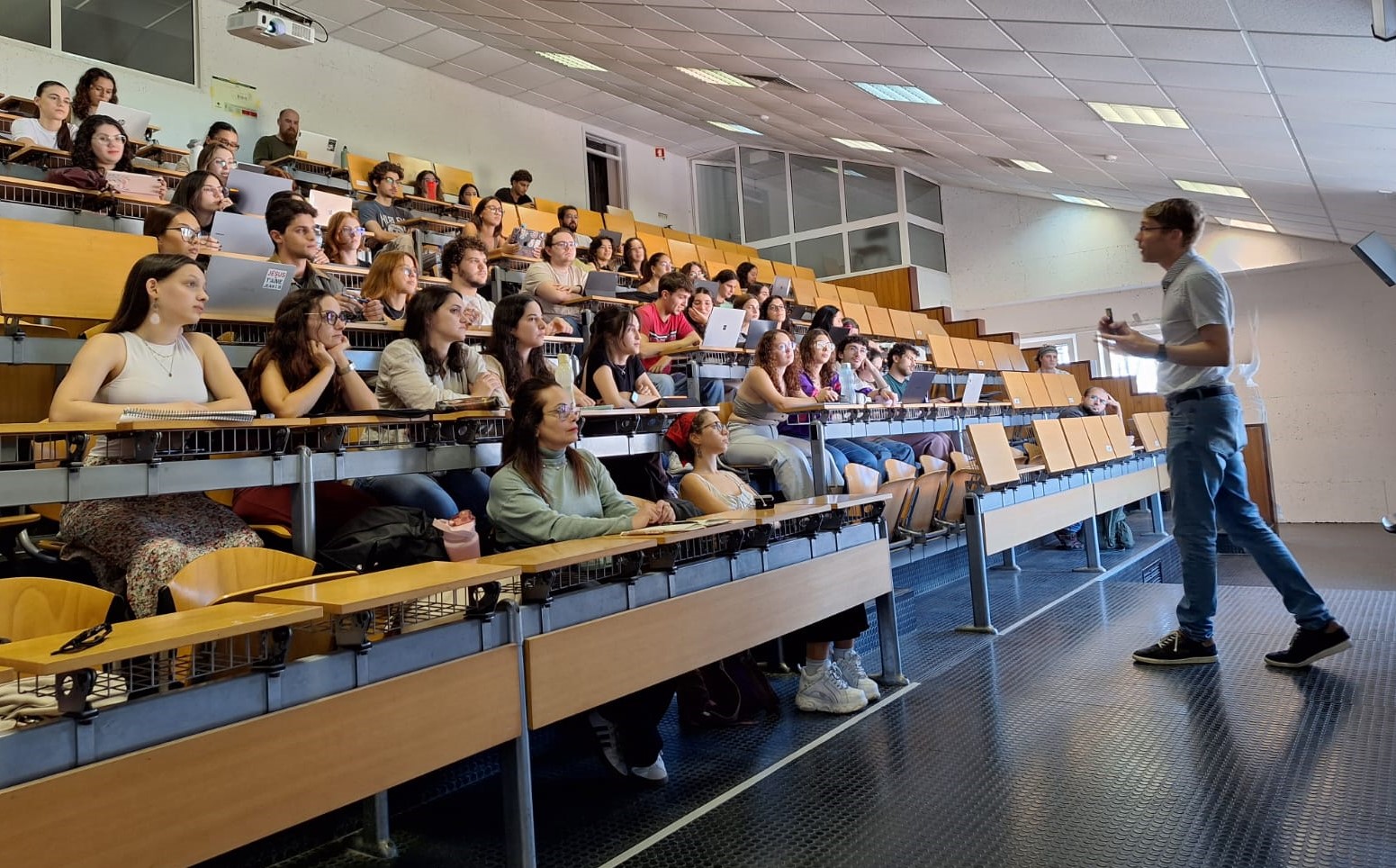 Professor Georg Wenzelburger vor den Studierenden in einem Hörsaal der Universität von Coimbra