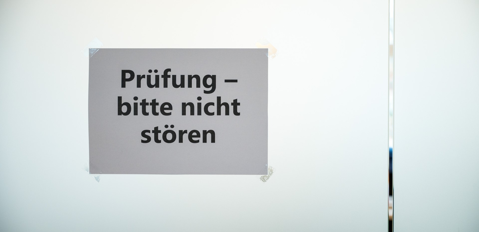 Hinweiszettel "Prüfung - bitte nicht stören"