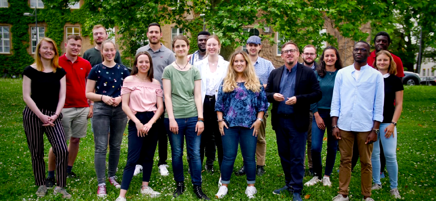 Gruppe von Studierenden und Dozenten des Studiengangs Deutsch-Französische Studien auf der Campuswiese