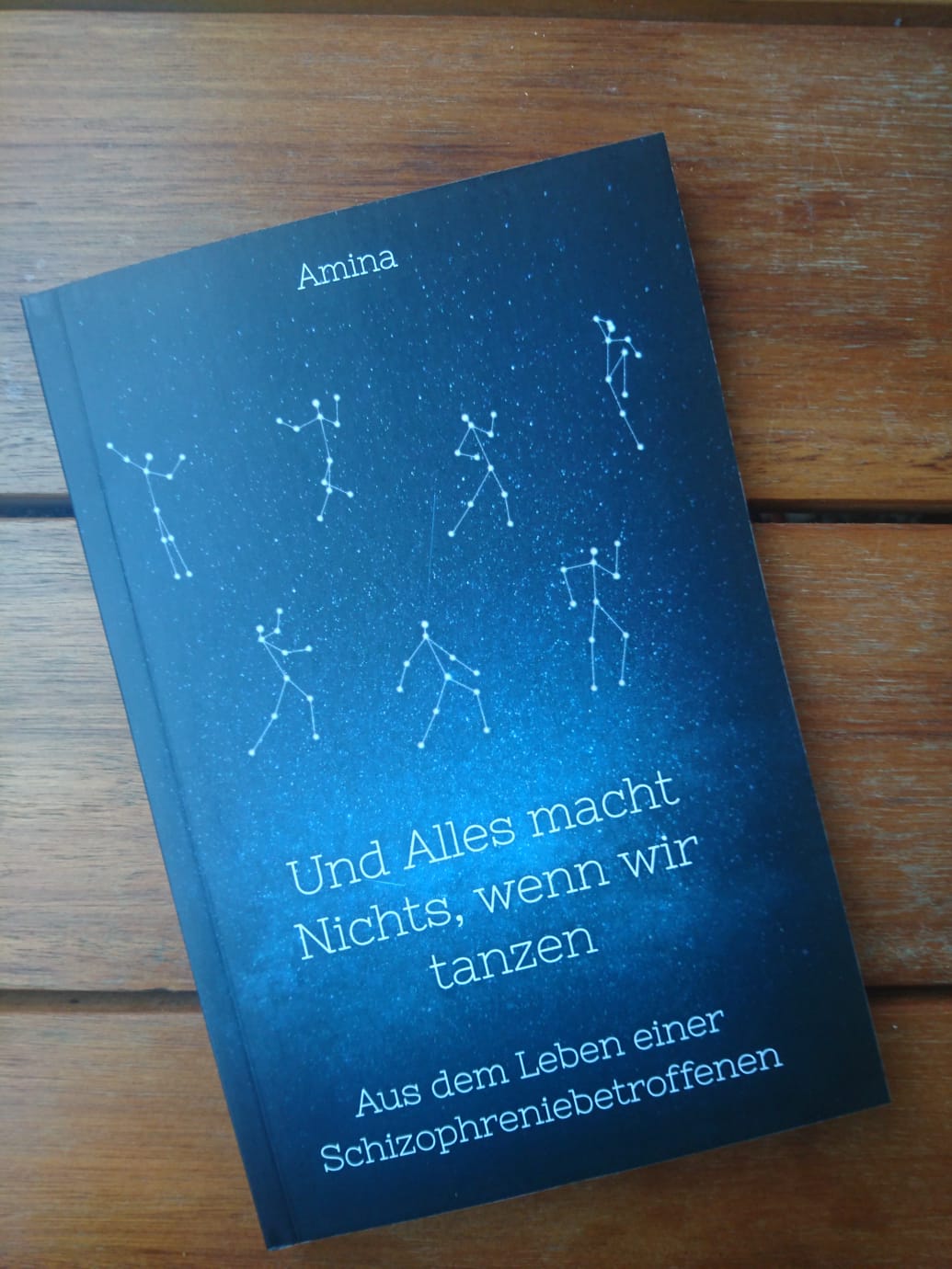 Ansicht der Druckversion des Buches der Autorin Amina Stern "Und Alles ist , wenn wir tanzen". Blau mit stilisierten Sternbildern. 