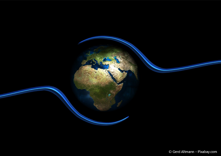 Zu sehen ist der Planet Erde, wie er aus dem Weltall zu sehen ist. Die Erde wird von zwei angedeuteten Händen umschlossen.